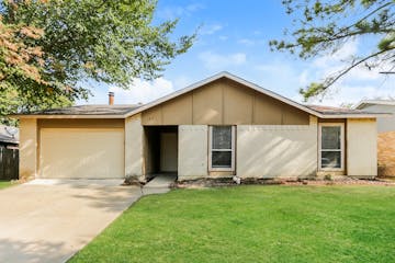 817 Sandalwood Ln Arlington, TX 76017